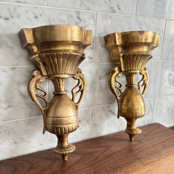 Vintage Pair of Ornate Brass Wall Brackets / Decorative Sconces / Wall Pockets - Picture 3 of 11